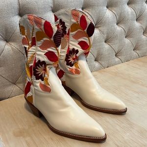 BRAND NEW MoMo New York embroidered western boots.